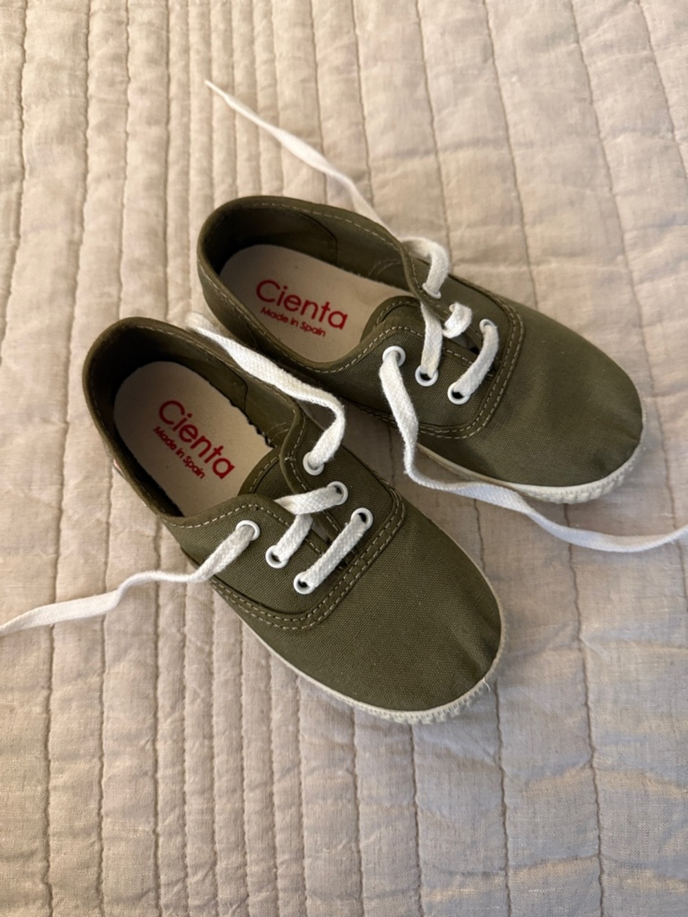 Cienta Olive Canvas Lace-Up Kids Sneakers with White Laces